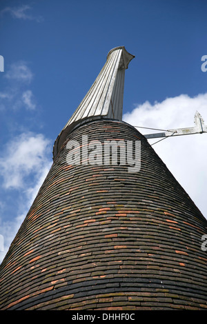 Oast House Rondell zeigt weiße Kutte und bunten Fliesen in Kent, England, UK Stockfoto