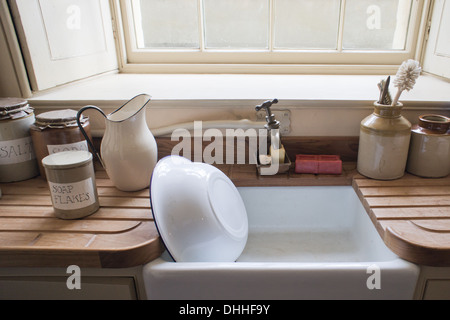 Altmodische, Waschbecken mit Vintage Cannisters waschen Stockfoto