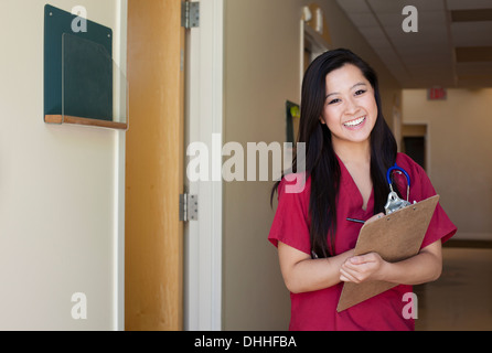 Porträt der jungen Krankenschwester mit Zwischenablage Stockfoto