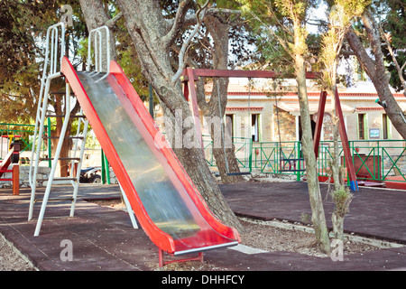 Rutsche und Schaukeln auf einem Kinderspielplatz Stockfoto