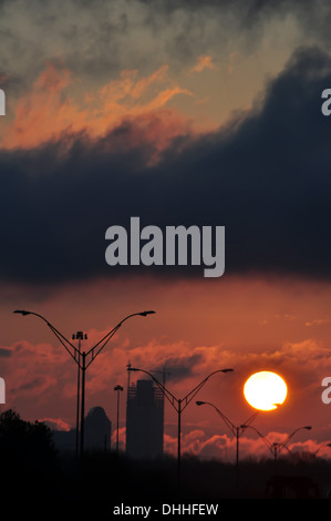 dramatische Sonnenaufgang über der Stadt Stockfoto