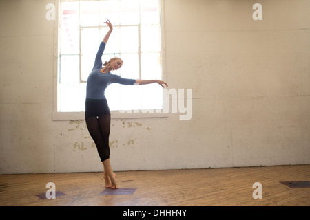 Weibliche Ballett-Tänzerin im studio Stockfoto