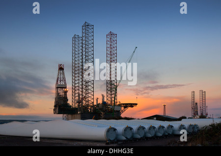 Die beiden Offshore-Bohrinseln Galaxy II und Ensco-120 in Prince Charles Wharf, River Tay, Dundee Docks, Tayside, Schottland, VEREINIGTES KÖNIGREICH Stockfoto