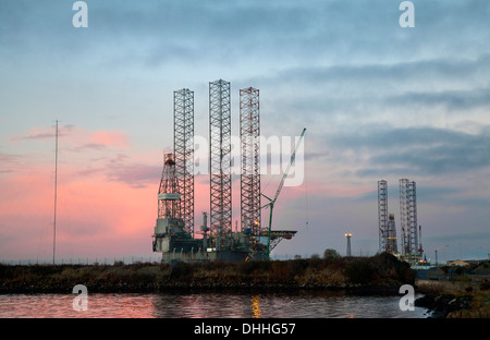 Die beiden Offshore-Bohrinseln Galaxy II und Ensco-120 in Prince Charles Wharf, River Tay, Dundee Docks, Tayside, Schottland, VEREINIGTES KÖNIGREICH Stockfoto