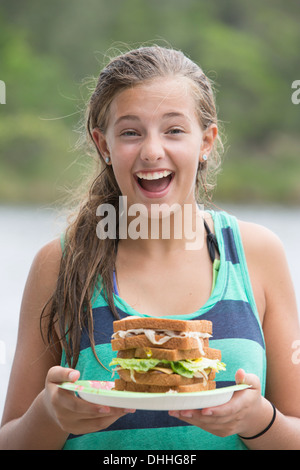 Porträt von Teenager-Mädchen halten sandwich Stockfoto