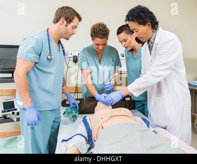 Arzt anweisen Krankenschwestern im Krankenzimmer Stockfoto