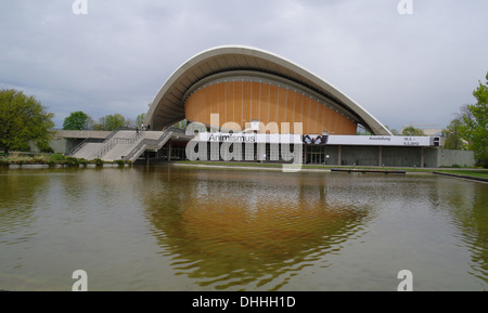 Graue Wolken Blick orange parabolische Dach "Haus der Kulturen der Welt" spiegelnden See Wasser, Tiergarten Park, Berlin, Deutschland Stockfoto