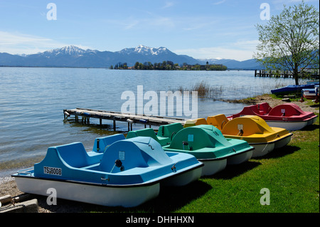 Gstadt, Blick von der Uferpromenade auf der Fraueninsel-Insel, Frühling am Chiemsee, Gstadt bin Chiemsee, Chiemgau, Oberbayern Stockfoto