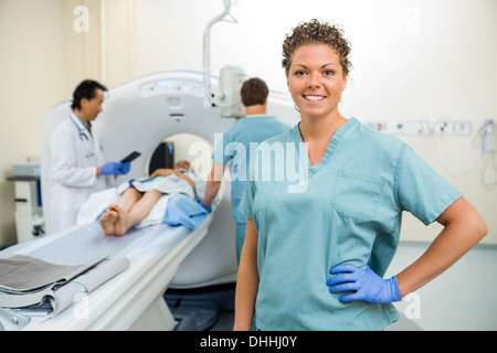 Krankenschwester mit Kollegen und Arzt bereitet Patienten für CT-Scan Stockfoto