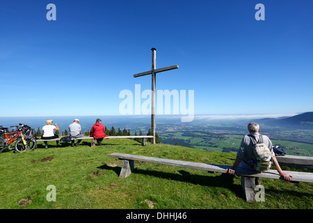 Wanderer auf dem Gipfel zu überqueren, am Blomberg Berg, Blick über die Isar-Tal mit Bad Tölz und Wackersberg Berg, Isarwinkel Stockfoto