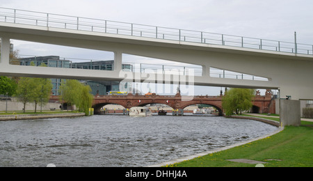 Grauen Himmel Blick moderne Beton Steg in neue Kanzlei in Richtung des 19. Jahrhunderts roten Sandstein Moltebrucke, Fluss Spree, Berlin Stockfoto