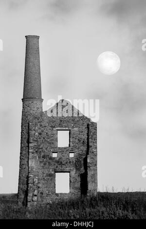 Vollmond über dem Carn Galver Mine, Bosigran, Cornwall Stockfoto