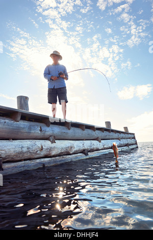 Ältere Mann auf Pier mit Angelrute, Utvalnas, Schweden Stockfoto