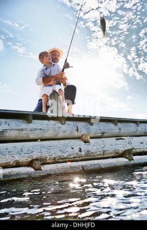 Vater und Sohn Angeln, Utvalnas, Schweden Stockfoto