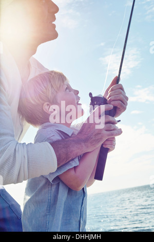 Großvater und Enkel halten Angelrute, Utvalnas, Schweden Stockfoto