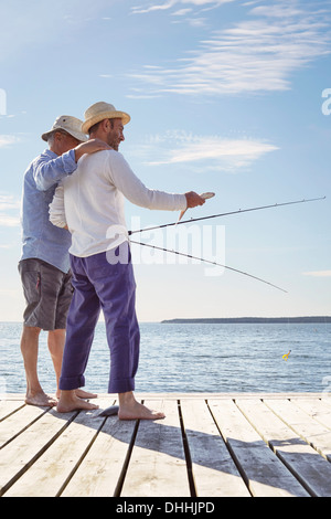 Vater und Sohn Angeln, Utvalnas, Schweden Stockfoto