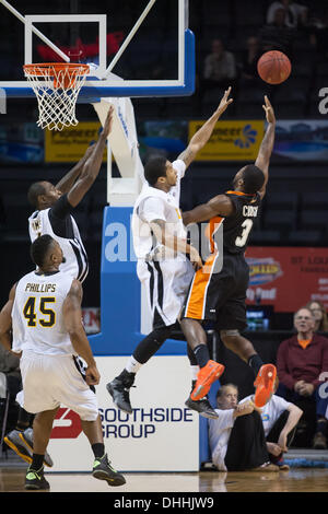 Rücken an Rücken verbesserte Champions League London Blitz ihren Rekord zum 1: 2 Sieg über Ottawa Skyhawks am 9. November 2013 in London Ontario, Kanada in einem Spiel der National Basketball League of Canada. Maurice Bolden, mittleren weißen Hemd, blockiert einen Korb Versuch von Jerice Crouch von den Skyhawks. London gewann das Spiel mit 98-97. Stockfoto