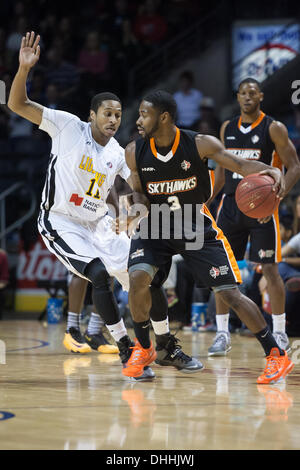 Rücken an Rücken verbesserte Champions League London Blitz ihren Rekord zum 1: 2 Sieg über Ottawa Skyhawks am 9. November 2013 in London Ontario, Kanada in einem Spiel der National Basketball League of Canada.  Jerice Crouch (3) der Skyhawks sieht für einen Pass in ihrem Spiel gegen den Blitz. London gewann das Spiel mit 98-97. Stockfoto