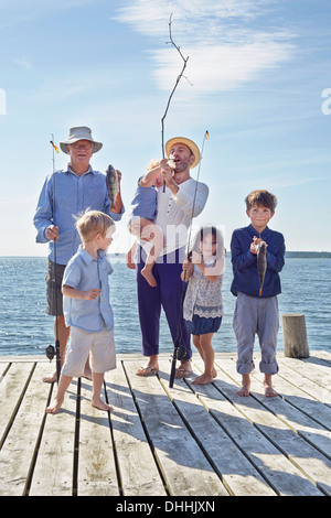 Drei-Generationen-Familie auf Angeltour, Utvalnas, Schweden Stockfoto