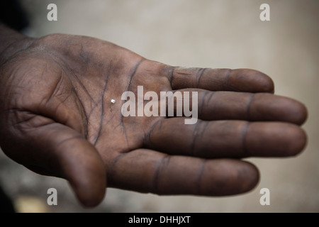 Finden Sie, indem ein Diamant Bergmann, kleinen Diamanten, ca. 2 Karat, Kenema, Eastern Province, Sierra Leone Stockfoto