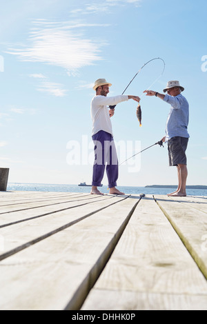 Vater und Sohn Angeln, Utvalnas, Schweden Stockfoto