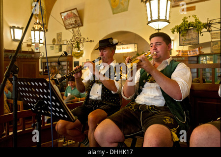 Marschierendes Band Auftritt in die "durstigsten', Gästezimmer, bin Hofbrauhaus Platzl Bierhalle, München, Bayern, Oberbayern Stockfoto