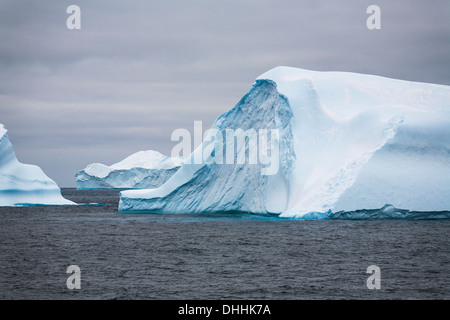 Blaue Eisberge mit Laurie Island, Washington Straße, South Orkneys, südlichen Ozean, Antarktis Stockfoto