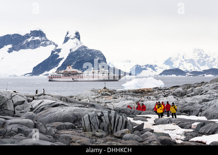 Touristen auf Petermann Island vor der antarktischen Halbinsel, Kreuzfahrtschiff, Antarktis Stockfoto