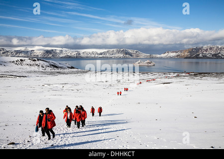 Reisegruppe auf Deception Island cruise Schiff, Süd-Shetland-Inseln, Antarktis Stockfoto