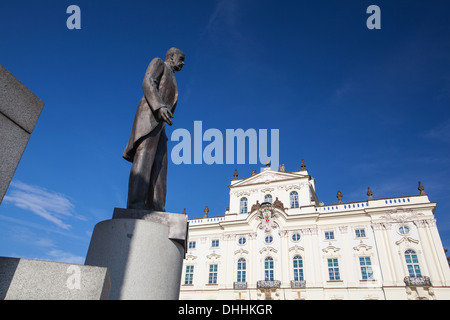 Prag, Tschechische Republik, Oktober 20: Denkmal von Tomas Garrique Masaryk und Erzbischöflichen Palast auf dem Hradschin-Platz. 20. Oktober, Stockfoto