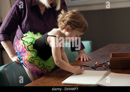 Großmutter und Enkelin stehenden Tabelle zeichnen Stockfoto