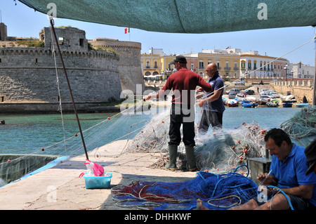 Fischer im Hafen von Gallipoli, Salento, Apulien, Italien Stockfoto