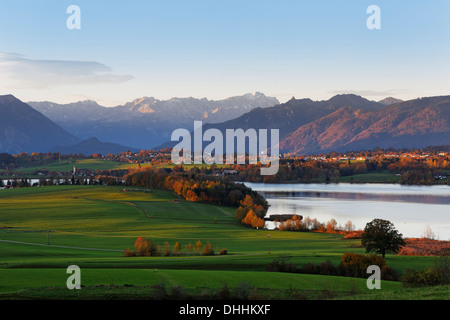 Herbstmorgen in den Ausläufern der Alpen, Blick vom Mt Aidlinger Hoehe über See Riegsee, Froschhausen Stockfoto