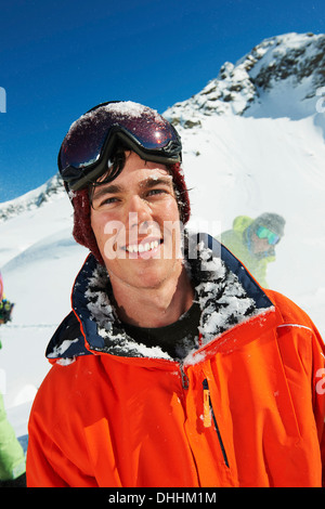 Porträt des Mannes tragen orange Skijacke, Kühtai, Österreich Stockfoto