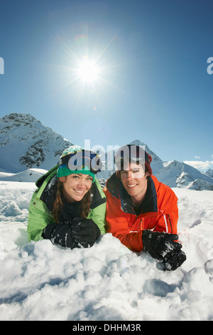 Paar liegen im Schnee, Kühtai, Österreich Stockfoto