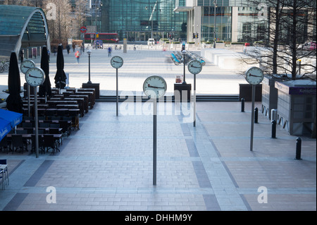 Die berühmte Uhren in Canary Wharf mit Boris' Bikes im Hintergrund. Stockfoto