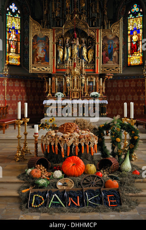 Thanksgiving Dekoration vor dem Polyptychon Altar in die neugotische Pfarrkirche St. Pelagius, 1860, Weitnau Stockfoto