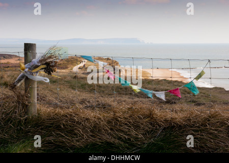 Eine informelle Denkmal auf Warren Hügel, Hengistbury Head mit Blick auf den Ärmelkanal und die Isle Of Wight Stockfoto