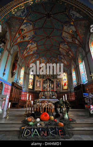 Thanksgiving Dekoration vor dem Altar in die neugotische Pfarrkirche St. Pelagius, 1860, Weitnau, Oberallgäu Stockfoto