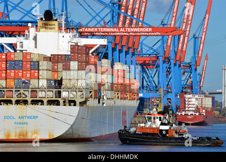 Containerschiff OOCL Antwerpen von der Reederei mit der Schlepper Bugsier 10, Container Terminal Werder, Hamburg, Hamburg OOLC Stockfoto