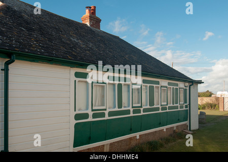 Haus aus alten Eisenbahnwaggons an der Küste UK Stockfoto