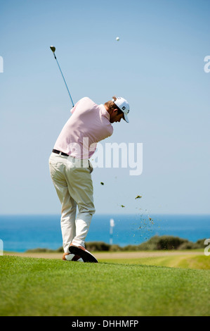 Golfspieler spielt Eisen Grün am Golfplatz Navarino Dunes, Costa Navarino, Peloponnes, Griechenland, Europa Stockfoto