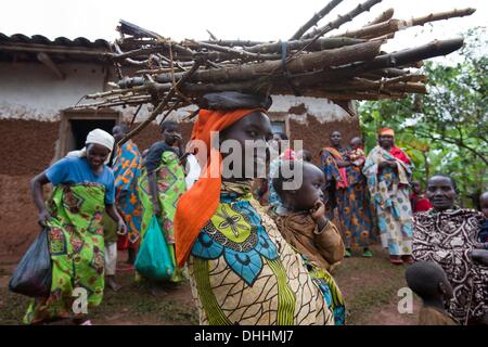 Kayanza, Burundi. 23. September 2013. Eine junge Frau trägt gesammelten Holz auf den Kopf und ein kleines Kind im Arm in einem Dorf in der Nähe von Kayanza, Burundi, 23. September 2013. Frauen des Dorfes gekocht vor einen Eintopf mit Bohnen, Kartoffeln, Bananen und Erdnüsse für unterernährte Kinder des Dorfes zu einer Mahlzeit. Foto: Thomas Schulze/Dpa/Alamy Live News Stockfoto