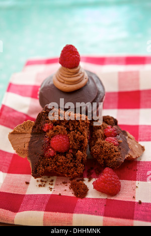 Mehreren Schokolade, Himbeeren, Cupcakes gebündelt zusammen. Stockfoto