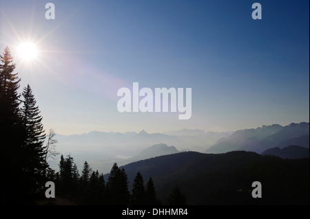 Blick vom BergeLodge auf die Allgäuer Alpen und See Forgensee, Alpspitze, Allgäu, Bayern, Deutschland, Europa Stockfoto