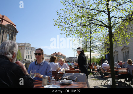 Blauer Himmelsblick auf Invalidenstraße, Menschen am Kanalufer Restaurant, Mann sitzt Frau Rauchen, Museum zeitgenössischer Kunst, Berlin Stockfoto