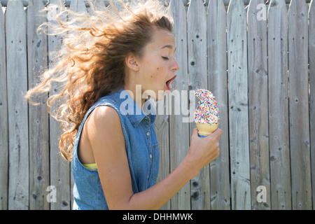 Teenager-Mädchen halten Eiswaffel Stockfoto