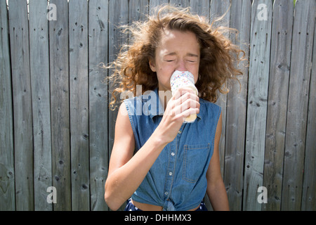 Teenager-Mädchen essen Eiscreme-Kegel Stockfoto