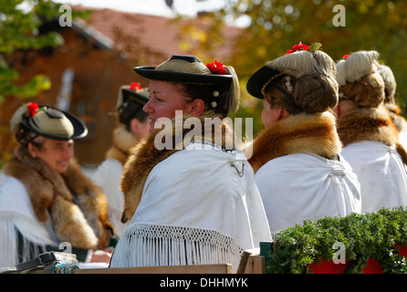 Leonhardiritt Prozession Kleid Frauen tragen traditionell mit Fuchs Stola, Wildsteig, Pfaffenwinkel Region, Oberbayern Stockfoto