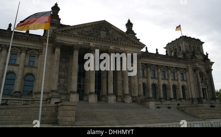 Grauer Himmel Blick Barockarchitektur Reichstagsgebäude mit zwei deutschen Flaggen fliegen vom Platz der Republik, Berlin, Deutschland Stockfoto